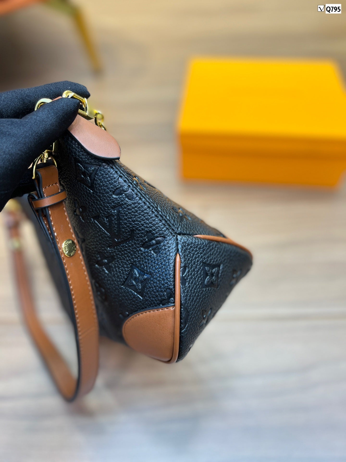 EN - New 1:1 rep Lux Bags LUV 537