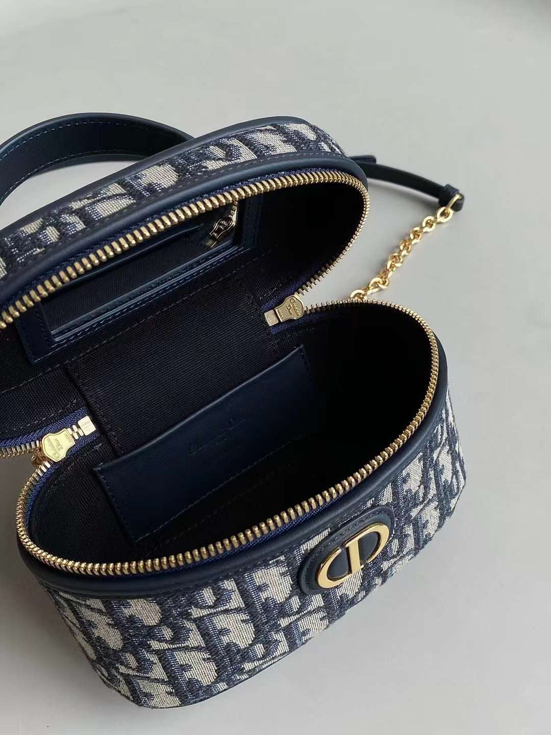 DIOR