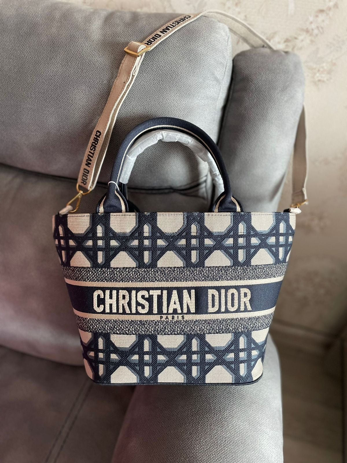 DIOR