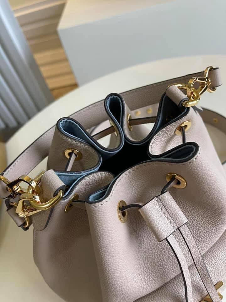Louis Vuitton lock me bucket Bag