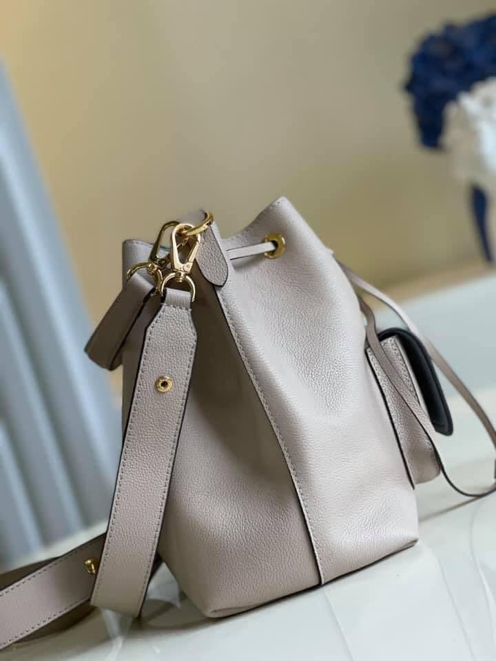 Louis Vuitton lock me bucket Bag