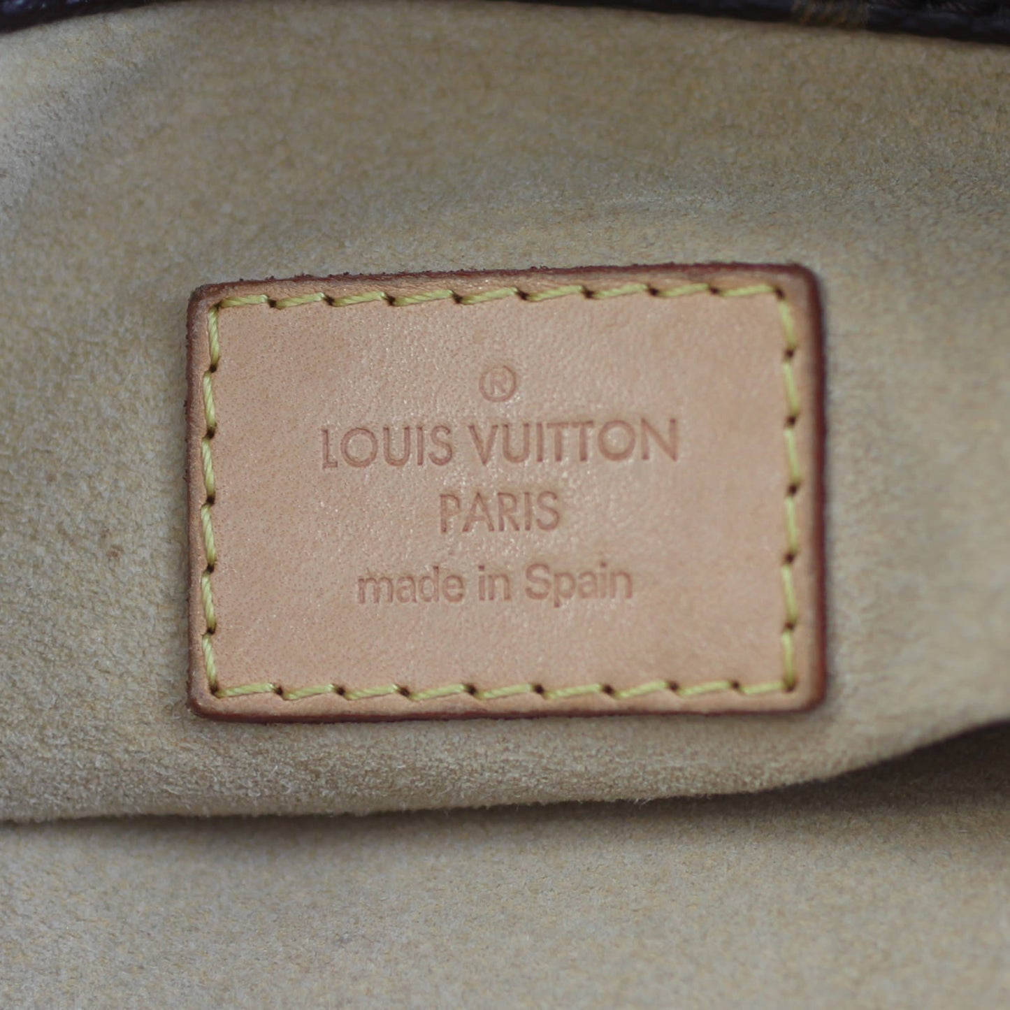 Louis Vuitton Artsy MM Monogram | Gold Tone Keyring