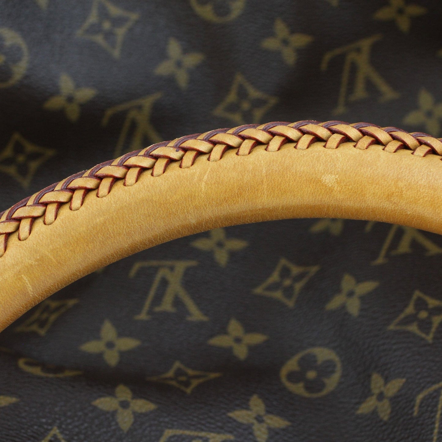 Louis Vuitton Artsy MM Monogram | Charm