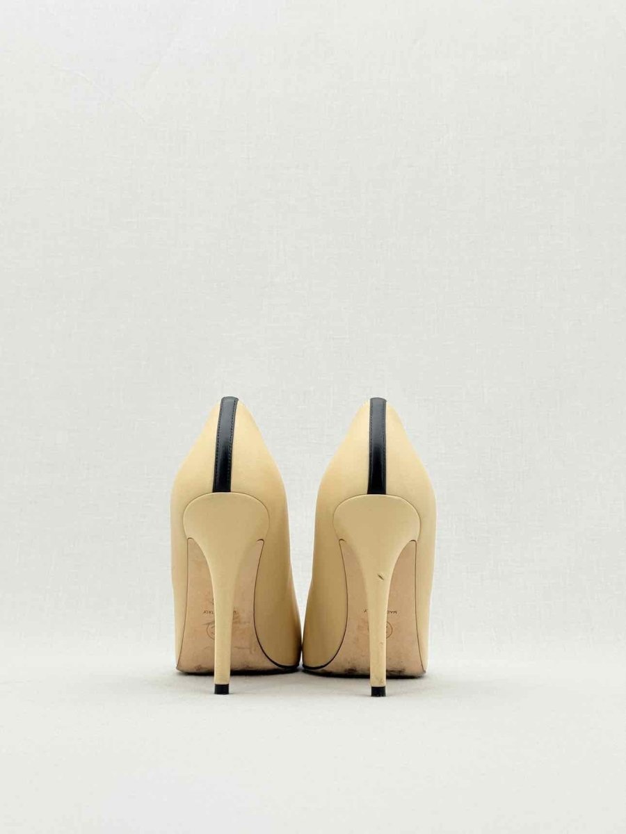 CHANEL Beige w/ Black CC Cap Toe Size EU 38 Pumps
