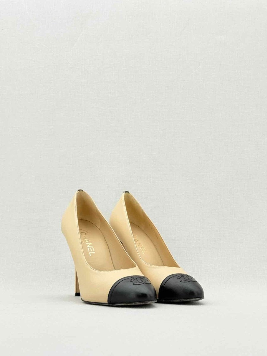 CHANEL Beige w/ Black CC Cap Toe Size EU 38 Pumps