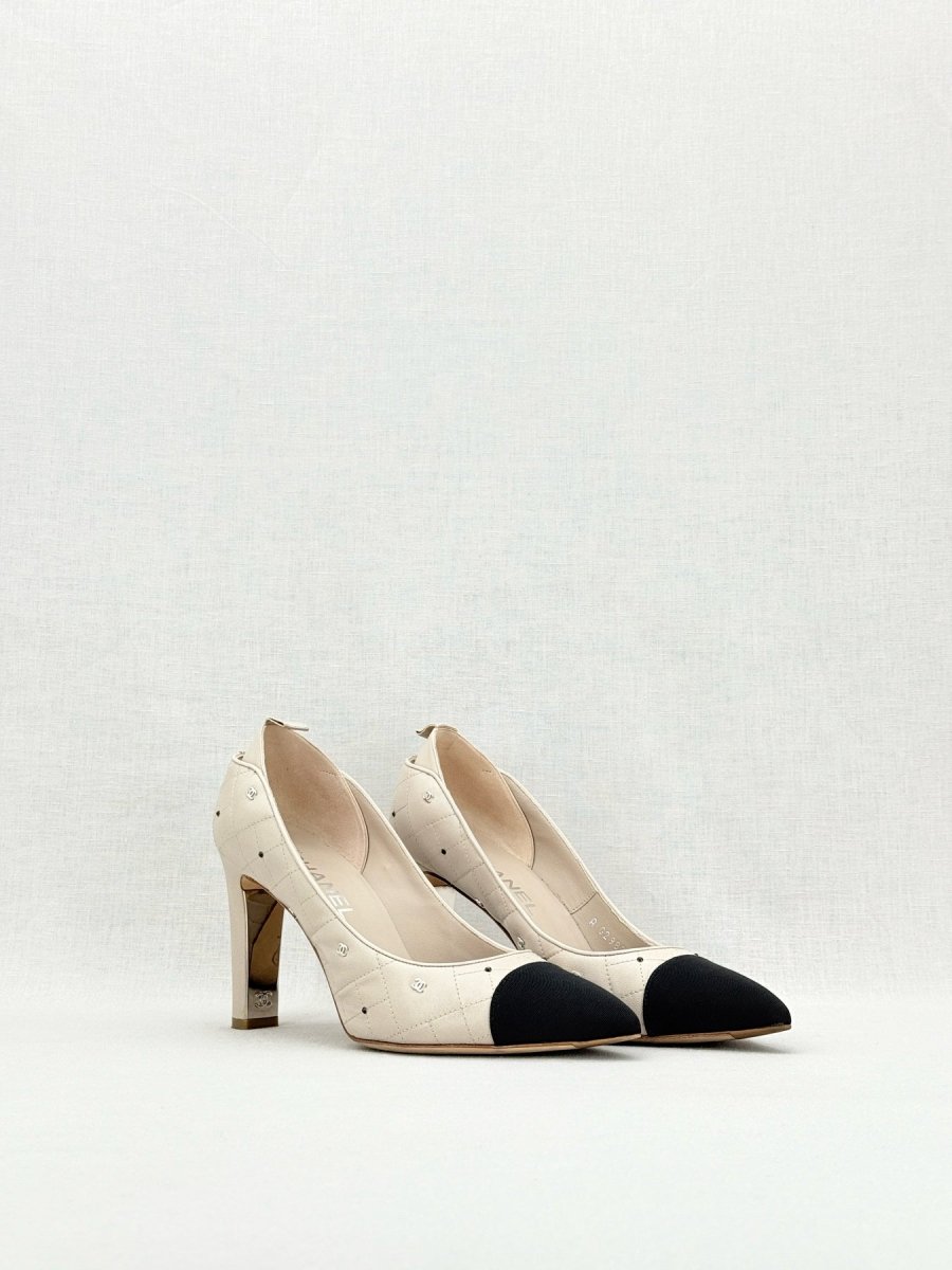 CHANEL CC Charms Off-white w/ Black Size EU 39 Pumps