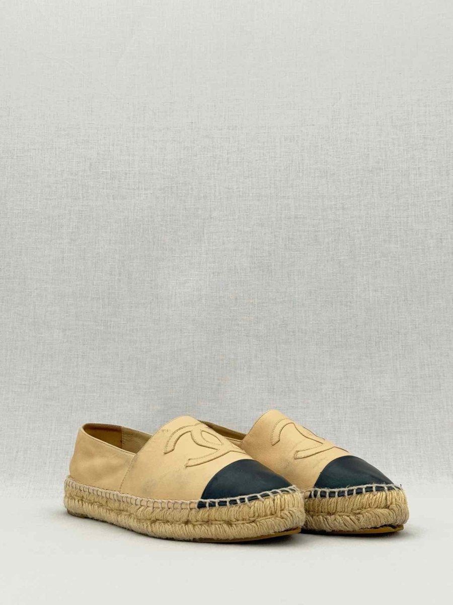 CHANEL Escapade Beige w/ Black Size EU 38 Flat Shoes
