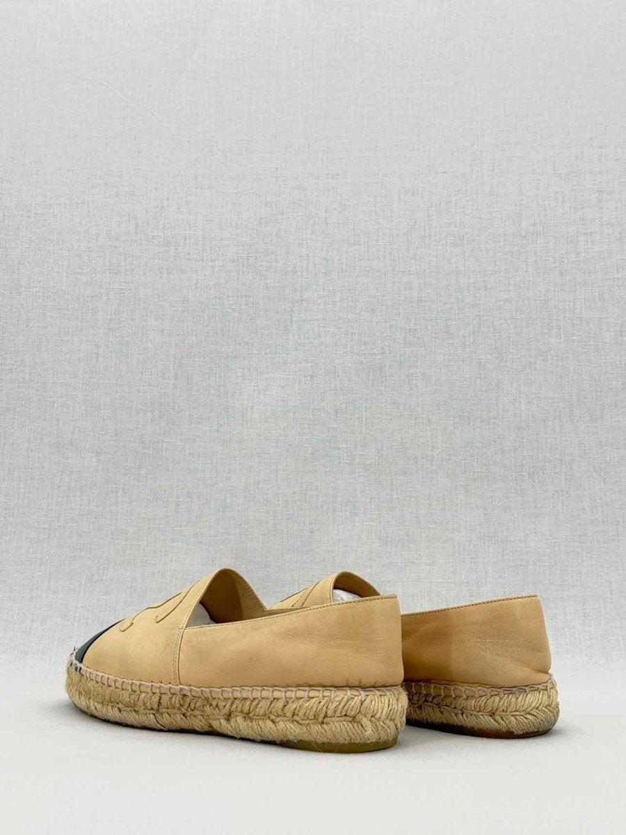 CHANEL Escapade Beige w/ Black Size EU 38 Flat Shoes