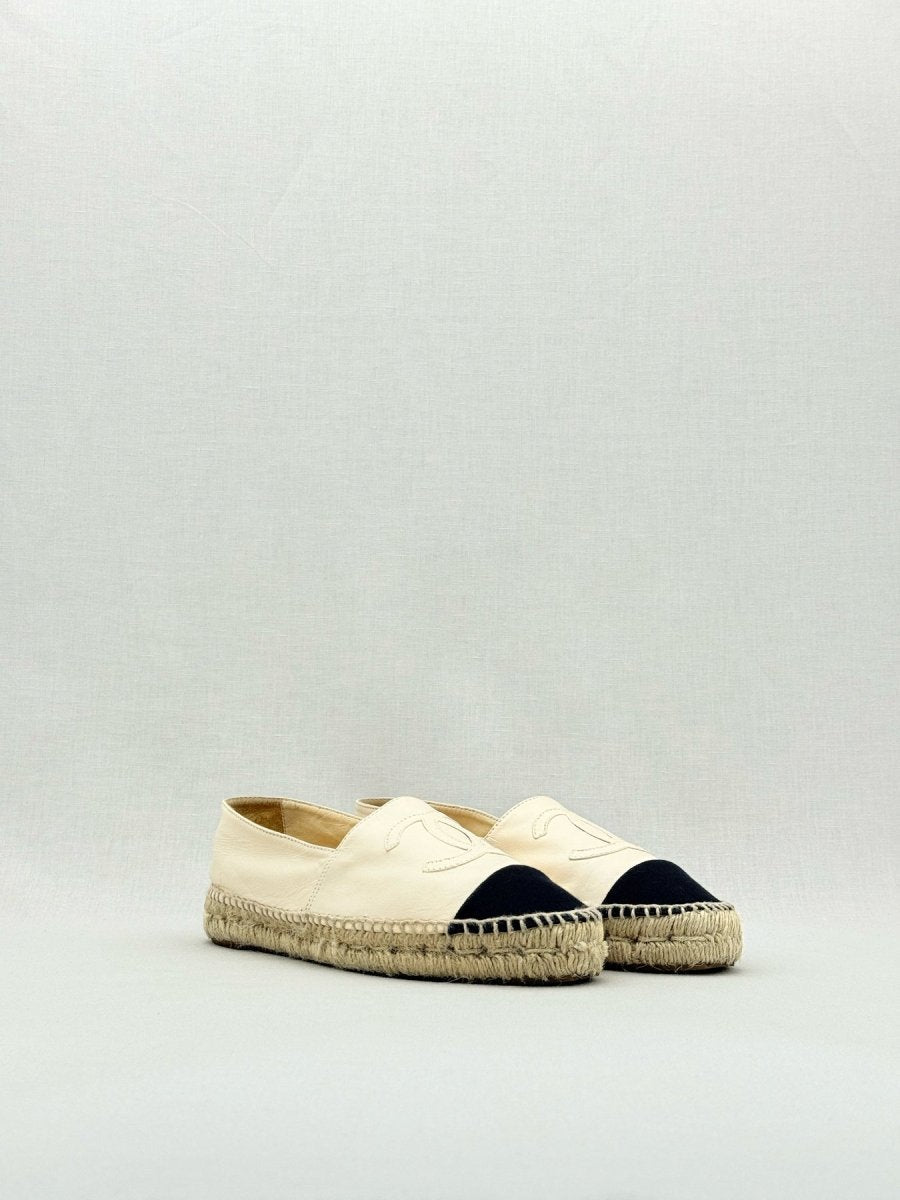 CHANEL Espadrille Off-white CC Logo Size EU 39 Flats