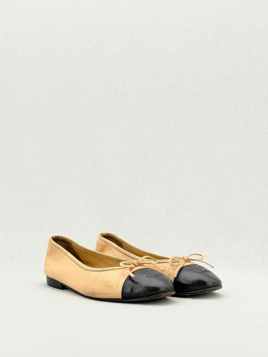 CHANEL Two Tone Beige & Black Size EU 36.5 Ballet Flats