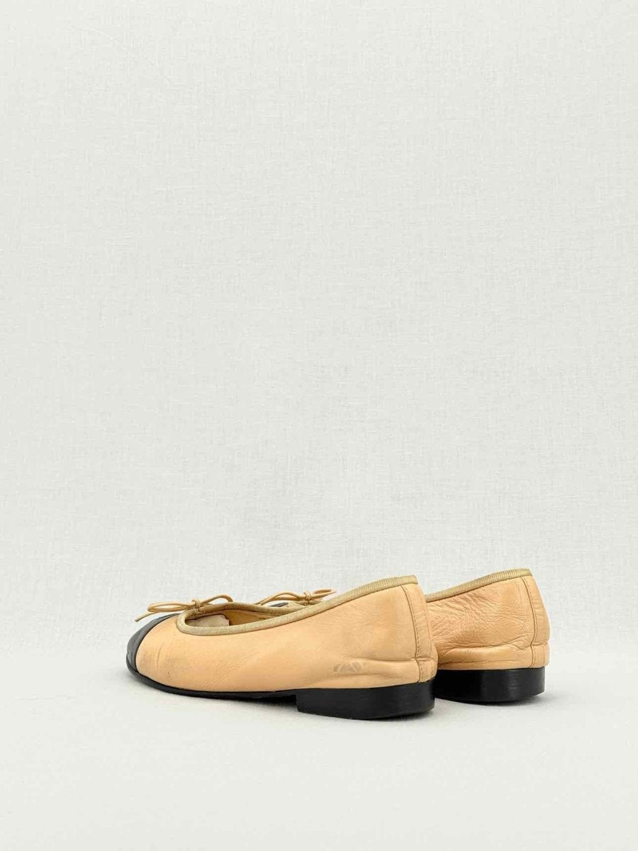 CHANEL Two Tone Beige & Black Size EU 36.5 Ballet Flats