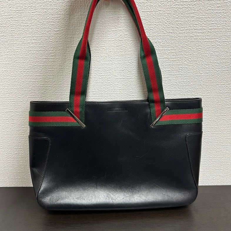 Gucci  V Black Leather Shoulder Bag