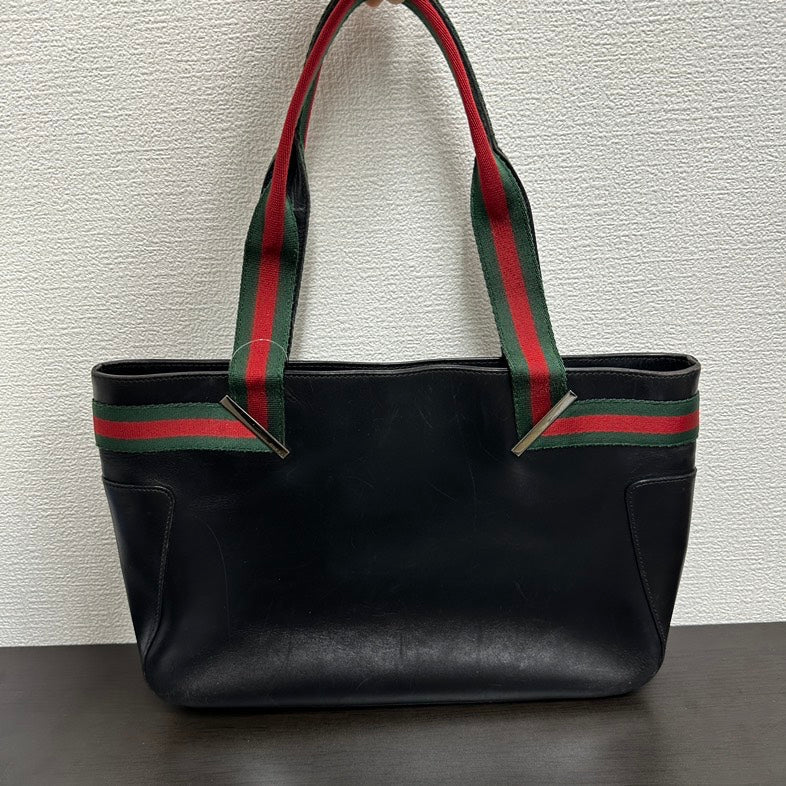 Gucci  V Black Leather Shoulder Bag
