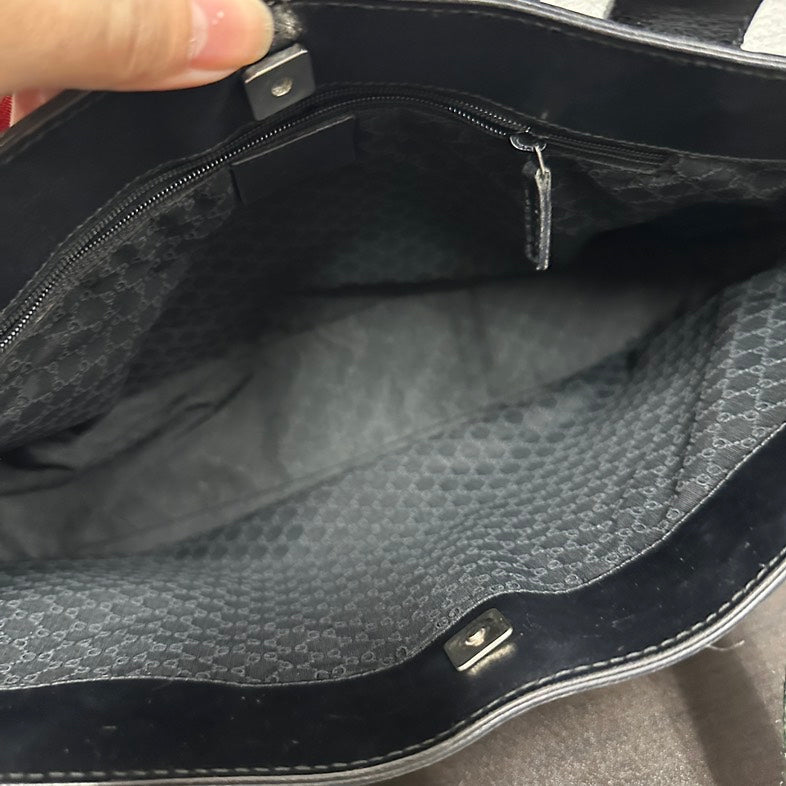 Gucci  V Black Leather Shoulder Bag