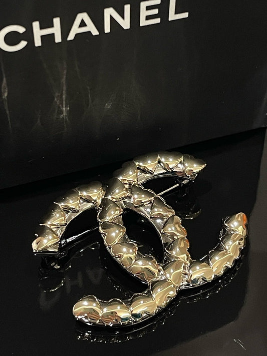 Chanel 22B CC Heart Brooch Gold Brooches