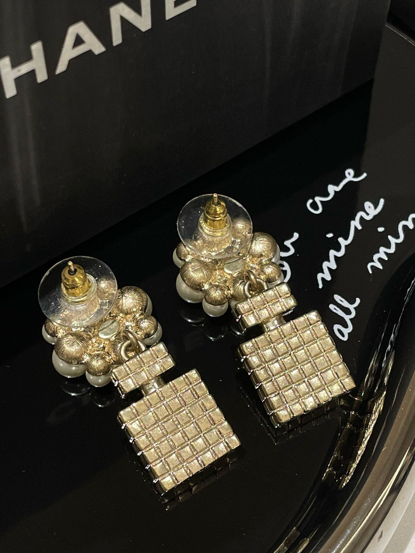 Chanel 21P Flower Perfume Bottle Earrings Gold Pearl Statement #13180