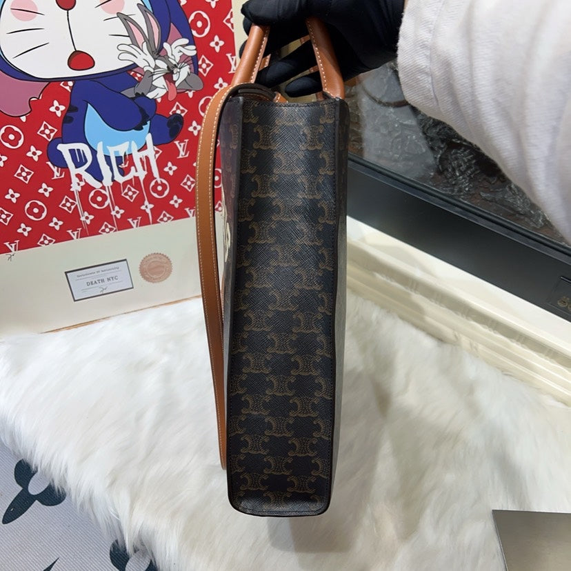 Luxury CELINE Box Bag in Black Leather Shoulder Bag