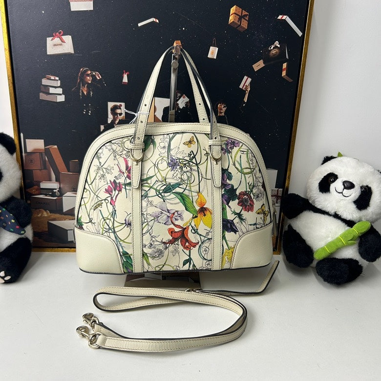 ??New pre loved Gucci Shell bag White flower()