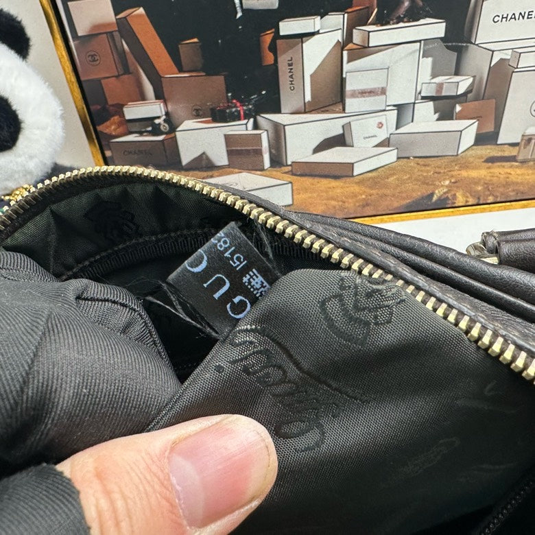 ??New  pre loved Gucci Carry a briefcase()