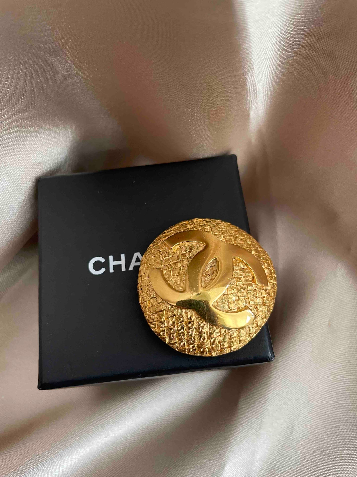 Chanel CC Logo Brooch Gold RE85332340