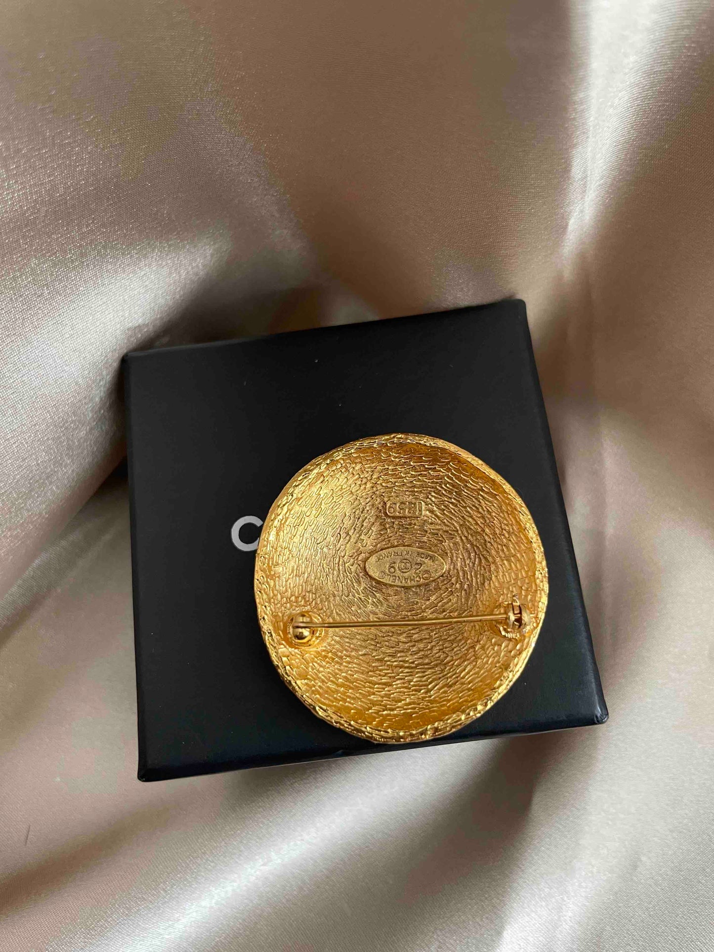 Chanel CC Logo Brooch Gold RE85332340