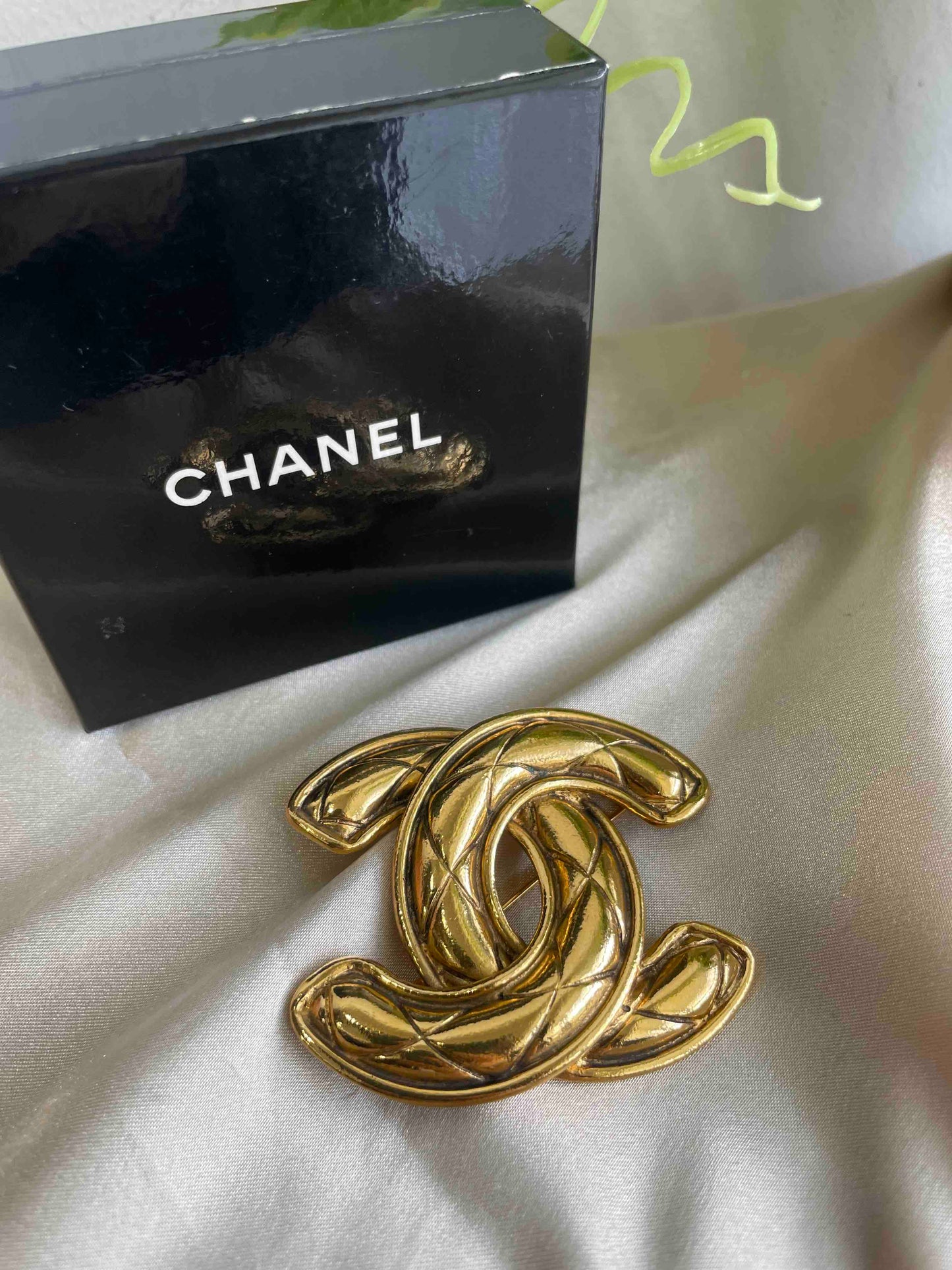 Chanel CC Brooch Gold Metal Jewelry