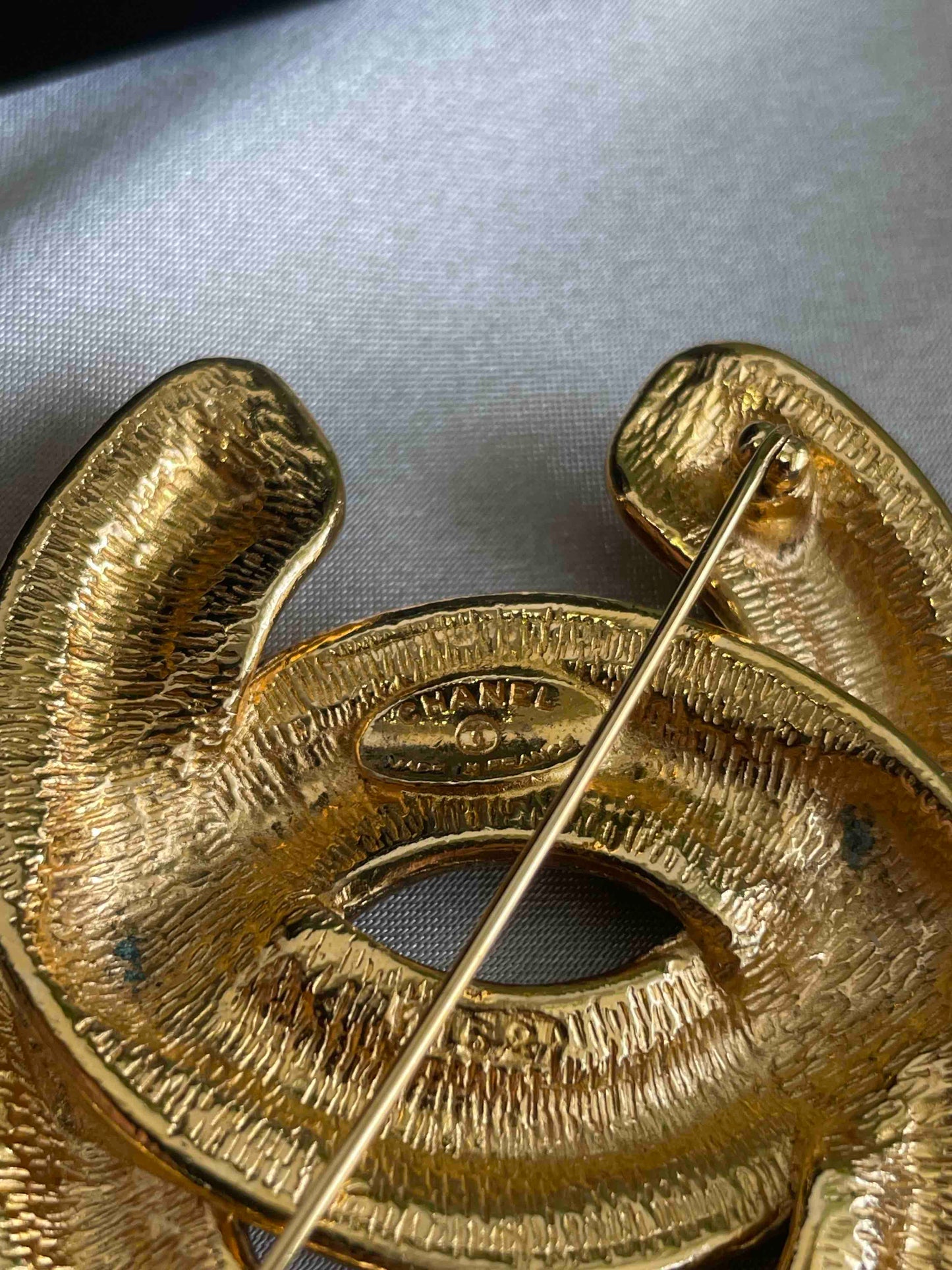 Chanel CC Brooch Gold Metal Jewelry