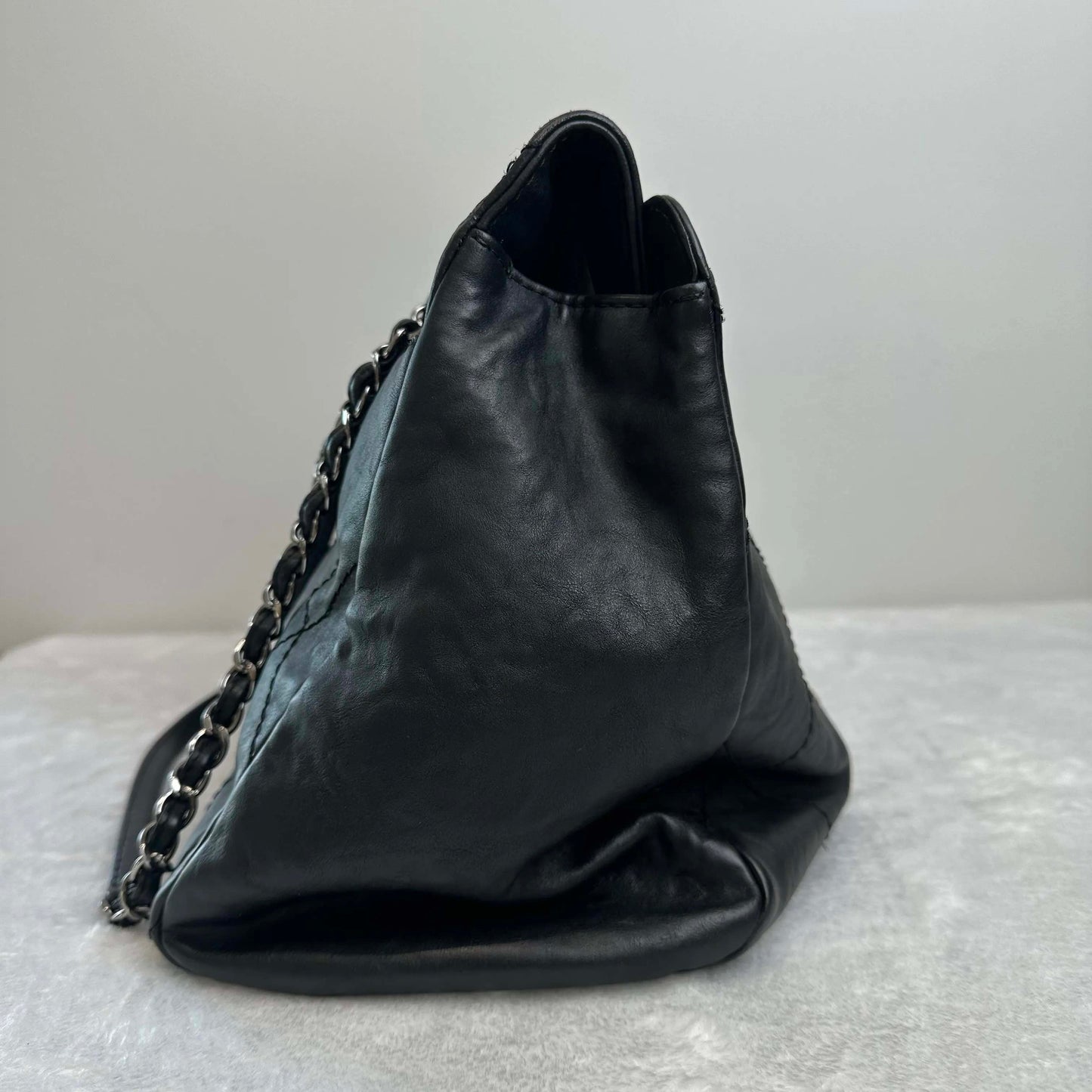 TT!  Chanel BJ11011050145 Travel line Black Cowhide Tote Bags