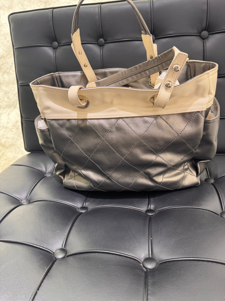 Chanel   Tote Bag in Grey Leather