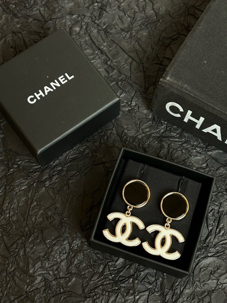 Chanel Black White Enamel CC Stud Earrings 2.5cm×2.4cm