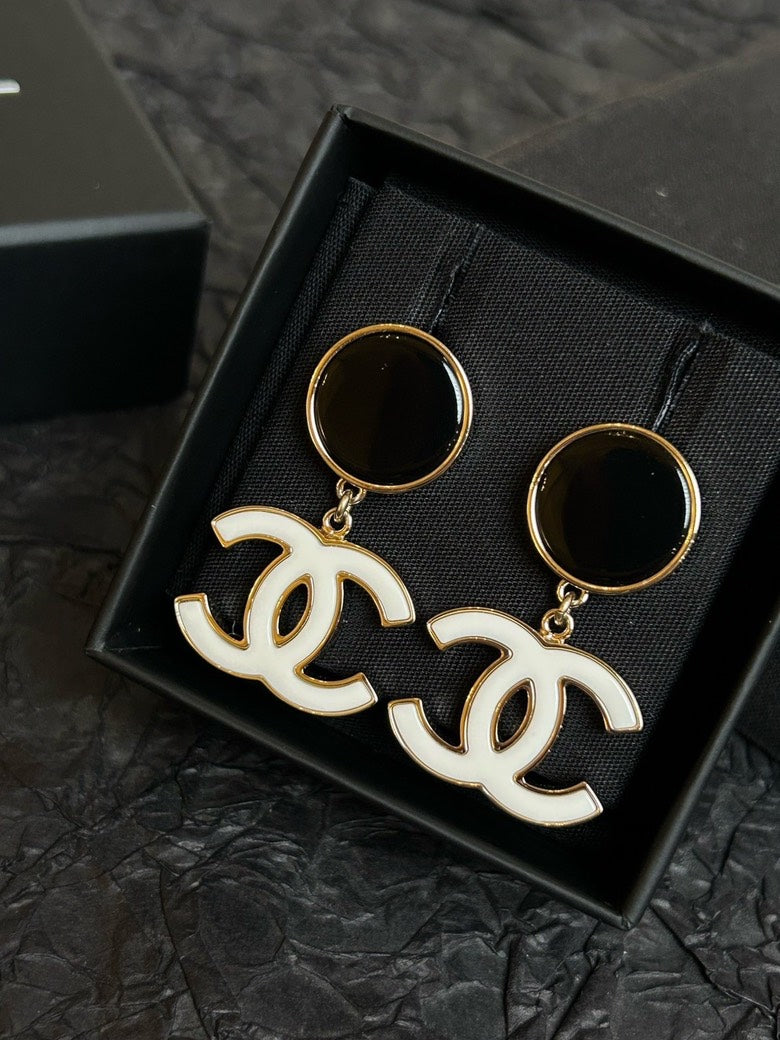 Chanel Black White Enamel CC Stud Earrings 2.5cm×2.4cm