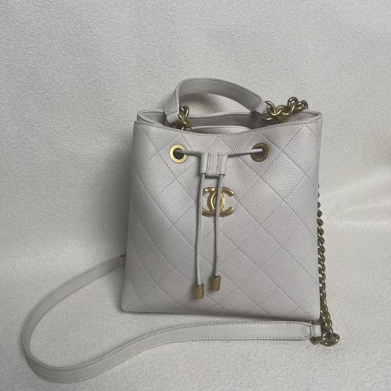 Chanel  Bucket Bag White Leather 2018-2019