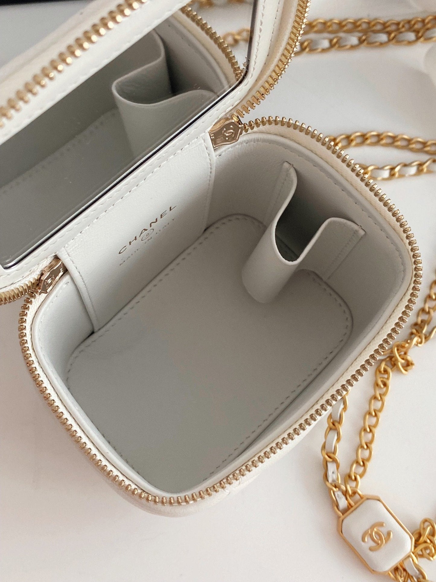 CHLSmall Vanity With Chain White For Women, Women’s Bags 4.3in/11cm
