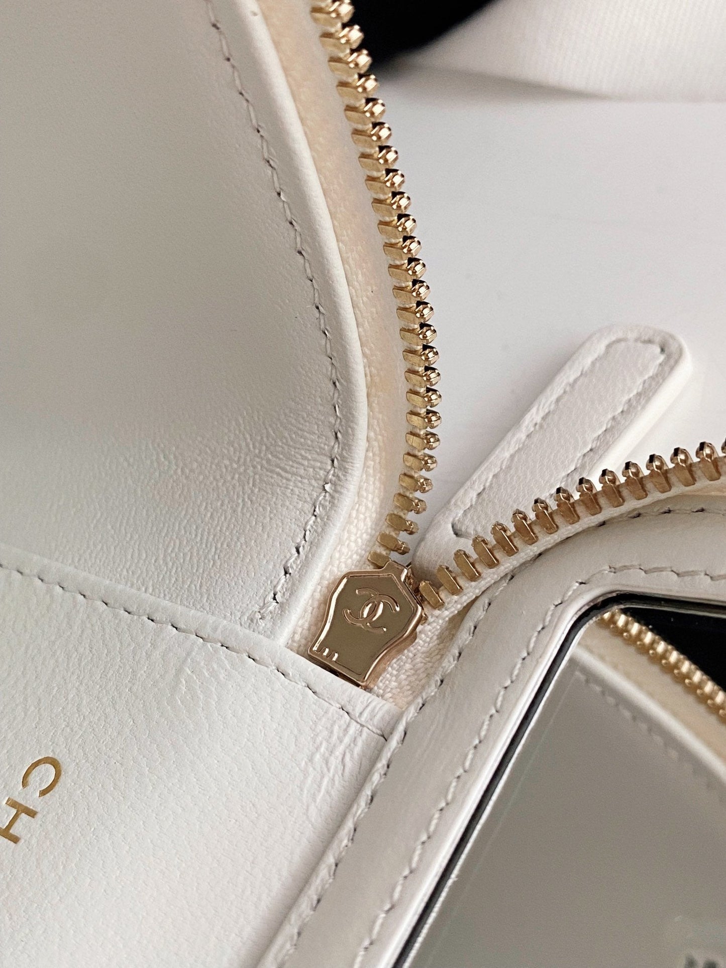 CHLSmall Vanity With Chain White For Women, Women’s Bags 4.3in/11cm