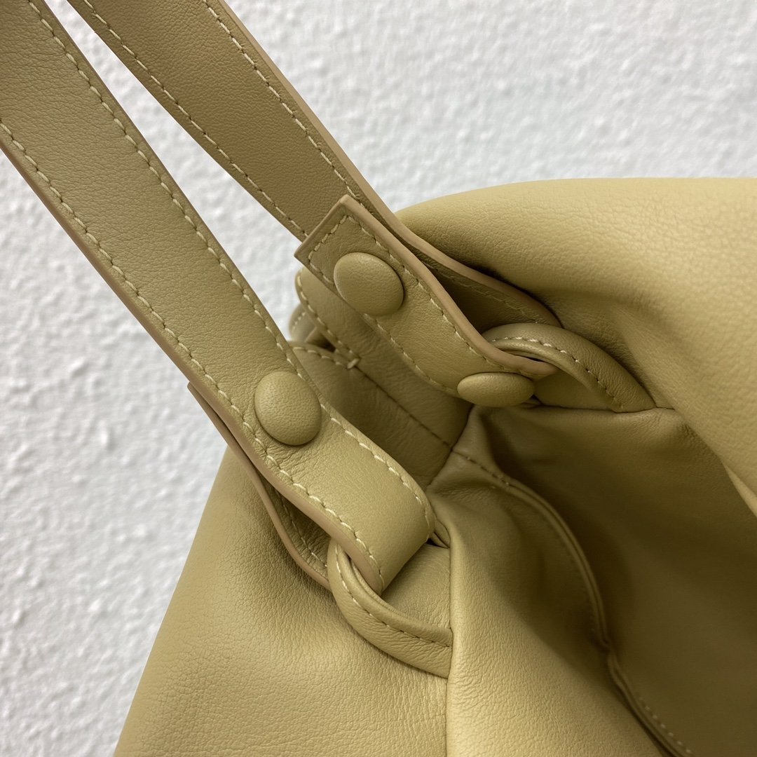 Top Quality MeTop Qualityum Pouch Beige, For Women, Women’s Bags 15.7in/40cm