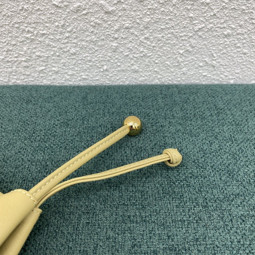 Top Quality MeTop Qualityum Pouch Beige, For Women, Women’s Bags 15.7in/40cm