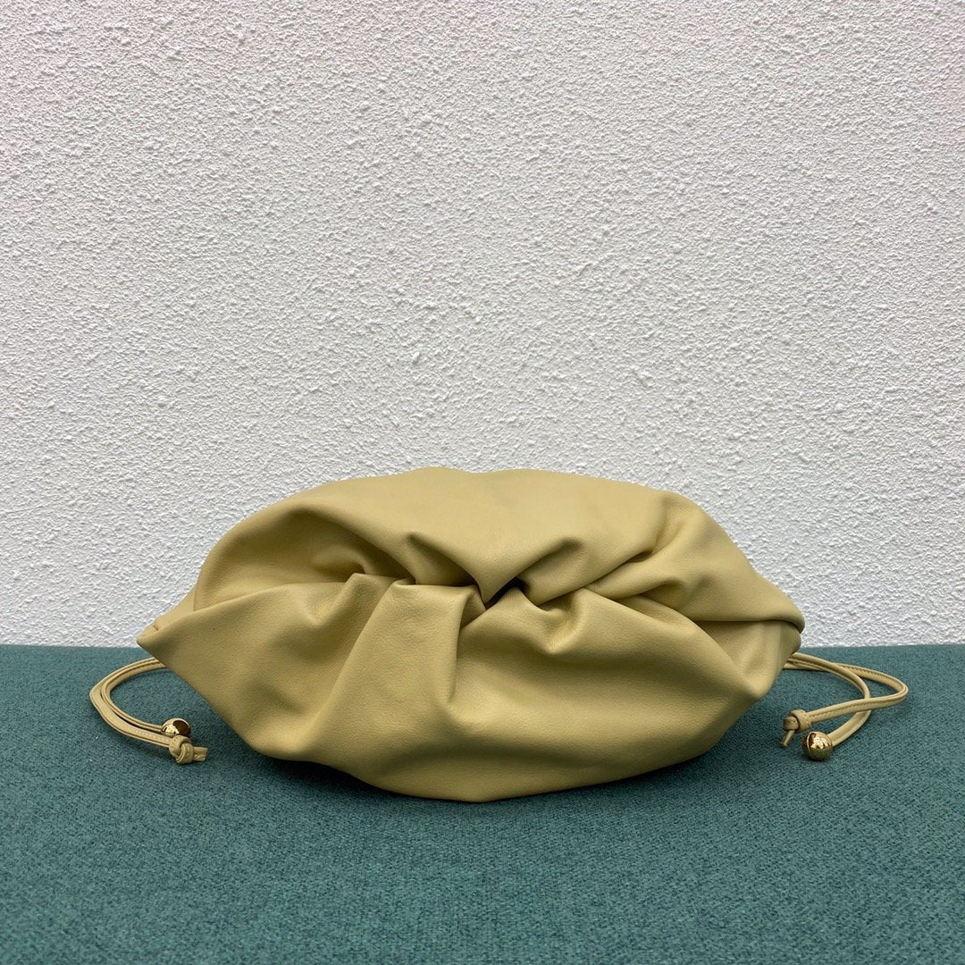 Top Quality MeTop Qualityum Pouch Beige, For Women, Women’s Bags 15.7in/40cm