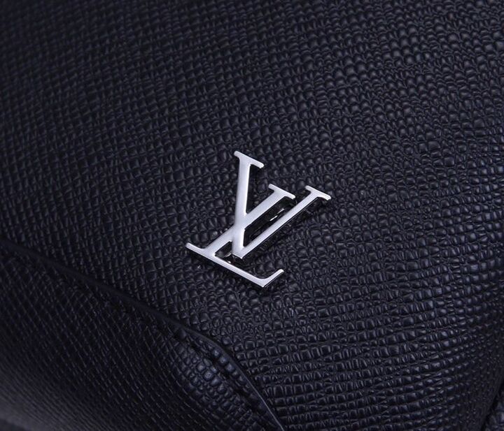 Top Quality Avenue Sling Bag Taiga Black For Men, Bags, Messenger And Crossbody Bags 12.2in/31cm Top Quality M30443