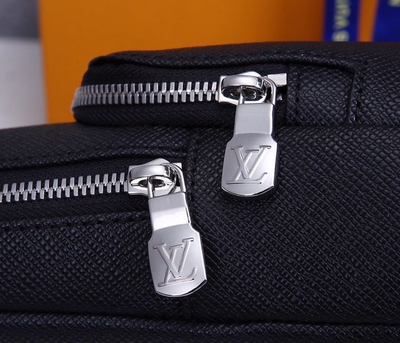 Top Quality Avenue Sling Bag Taiga Black For Men, Bags, Messenger And Crossbody Bags 12.2in/31cm Top Quality M30443